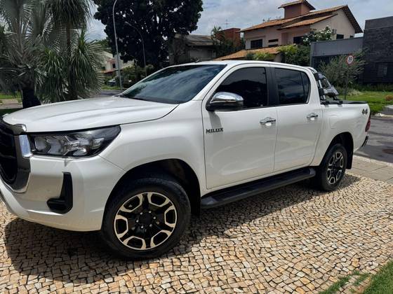 TOYOTA HILUX 2.8 D-4D TURBO DIESEL CD SRV 4X4 AUTOMÁTICO